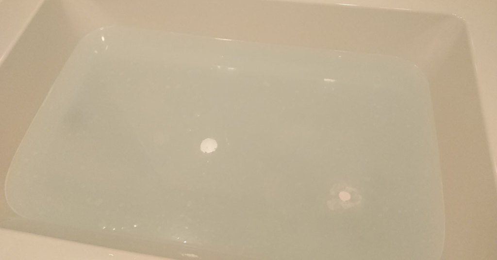 温包のきんかん柚子入浴剤の湯色