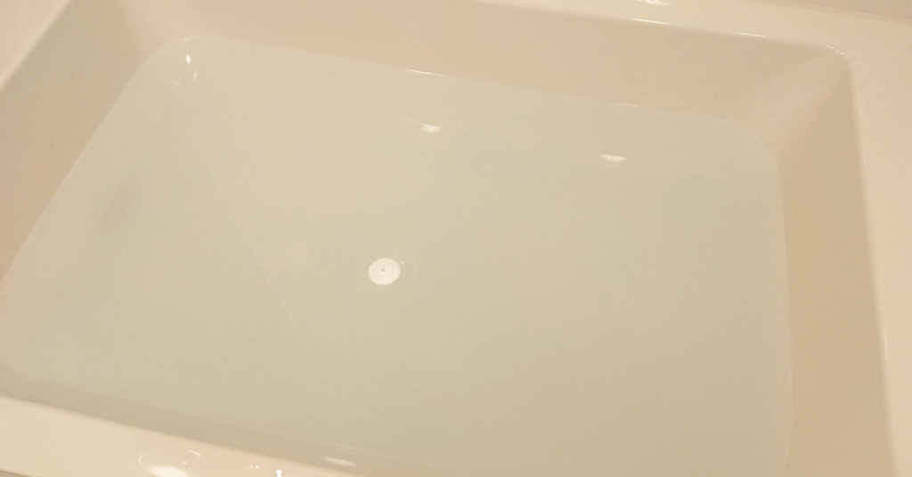 温素の白華の湯入浴剤の湯色