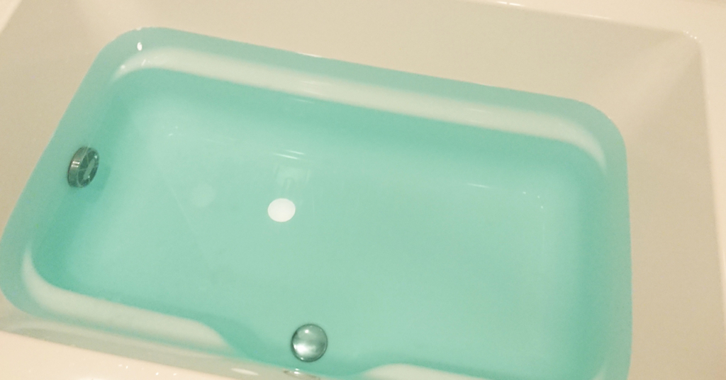 バブクールのオリエンタルスパのブルーウォーターリリーの香り入浴剤の湯