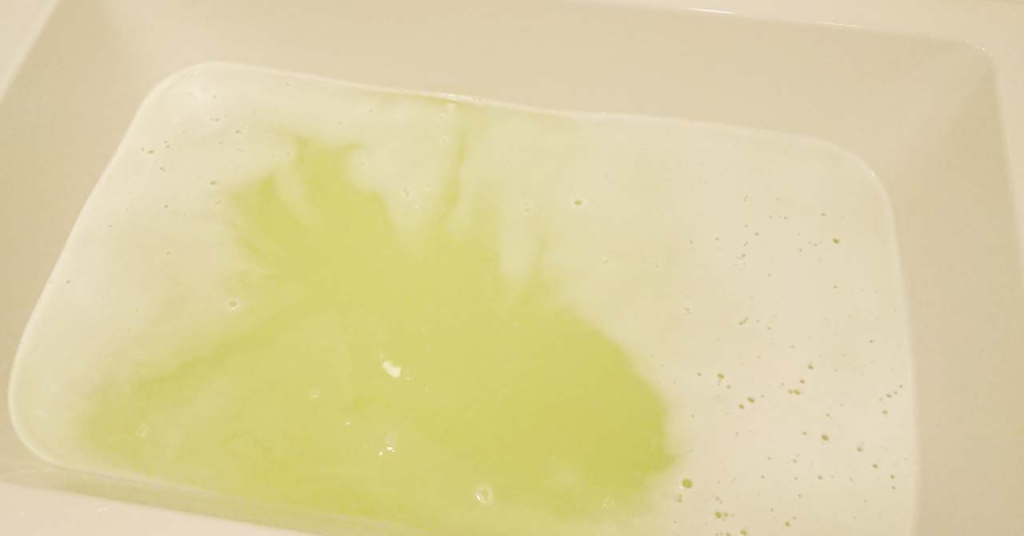 ロウリュハニー フィンランドバスソーク 白樺＆クローバー入浴剤の湯、泡が消えかけ