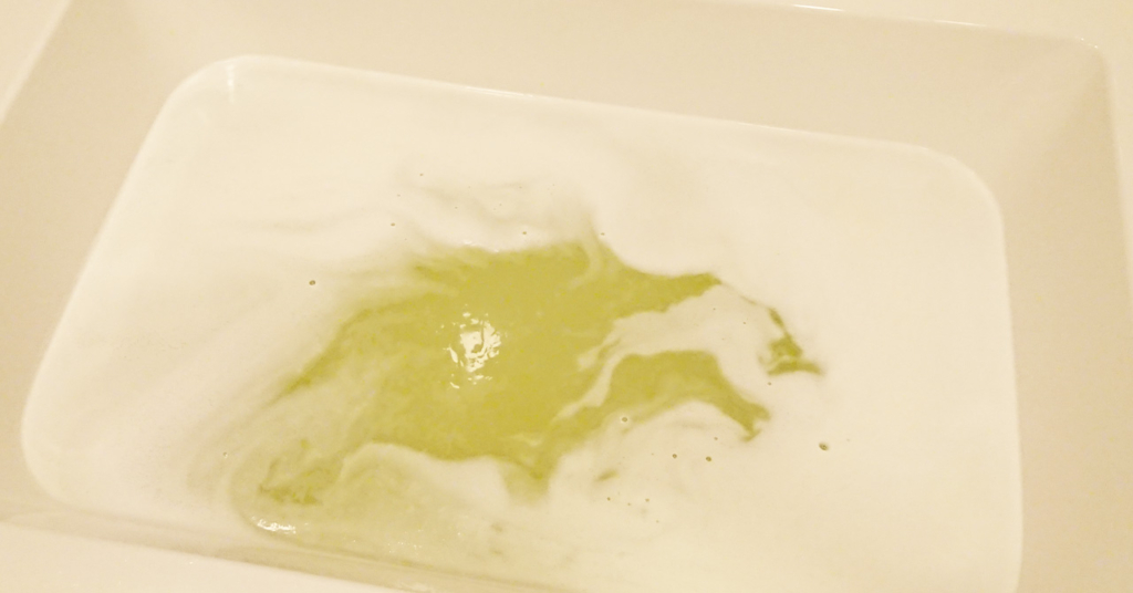 ぐっすりサポーター「goo suu pea グースーピー」シリーズの『カモミール＆シトラスミントの香り』薬用入浴剤の湯