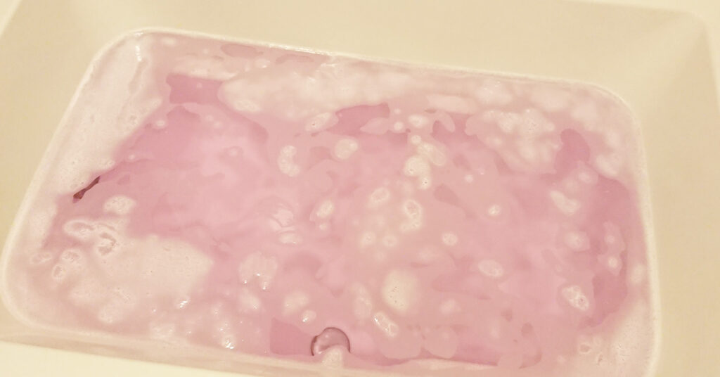 スキンケア、炭酸ガスの薬用入浴剤『HERSバスラボ リラックスアソート～ピンクグレープフルーツの香り』の湯