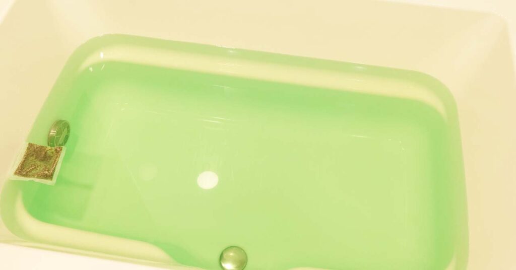 「お風呂のティーバッグ」シリーズからバスソルト＆ハーブ『空想バスルーム 凪の海とソーダ水』の湯