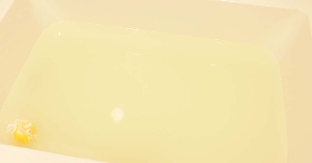 『薬湯ハチミツレモン』入浴剤の湯とユズ