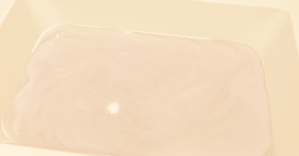 機能浴パウダーバス『ふわりミルク湯　乳酸菌+アミノ酸　素肌をいたわる』入浴剤の湯（湯面泡）